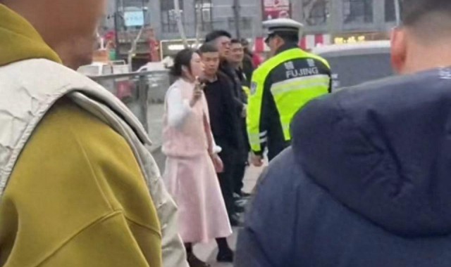 世界杯官网入口-扬州一女子车祸被打后续：长相曝光，人无赖嘴恶毒，全家受到舆论