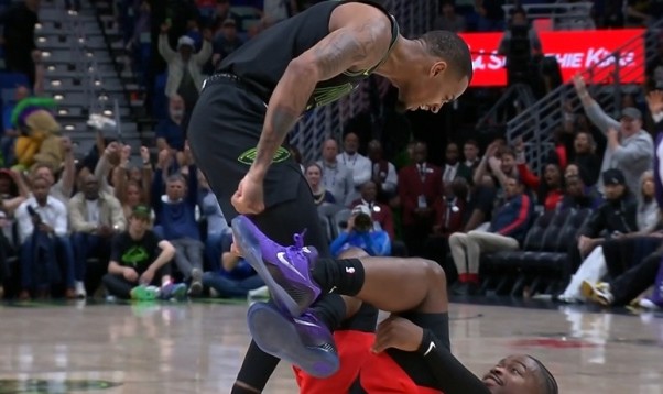 穆雷怒喷：TM站起来啊混蛋 逼逼赖赖啥？谢德：领先15分还搞这些